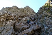 28 Salendo il ripido canalino